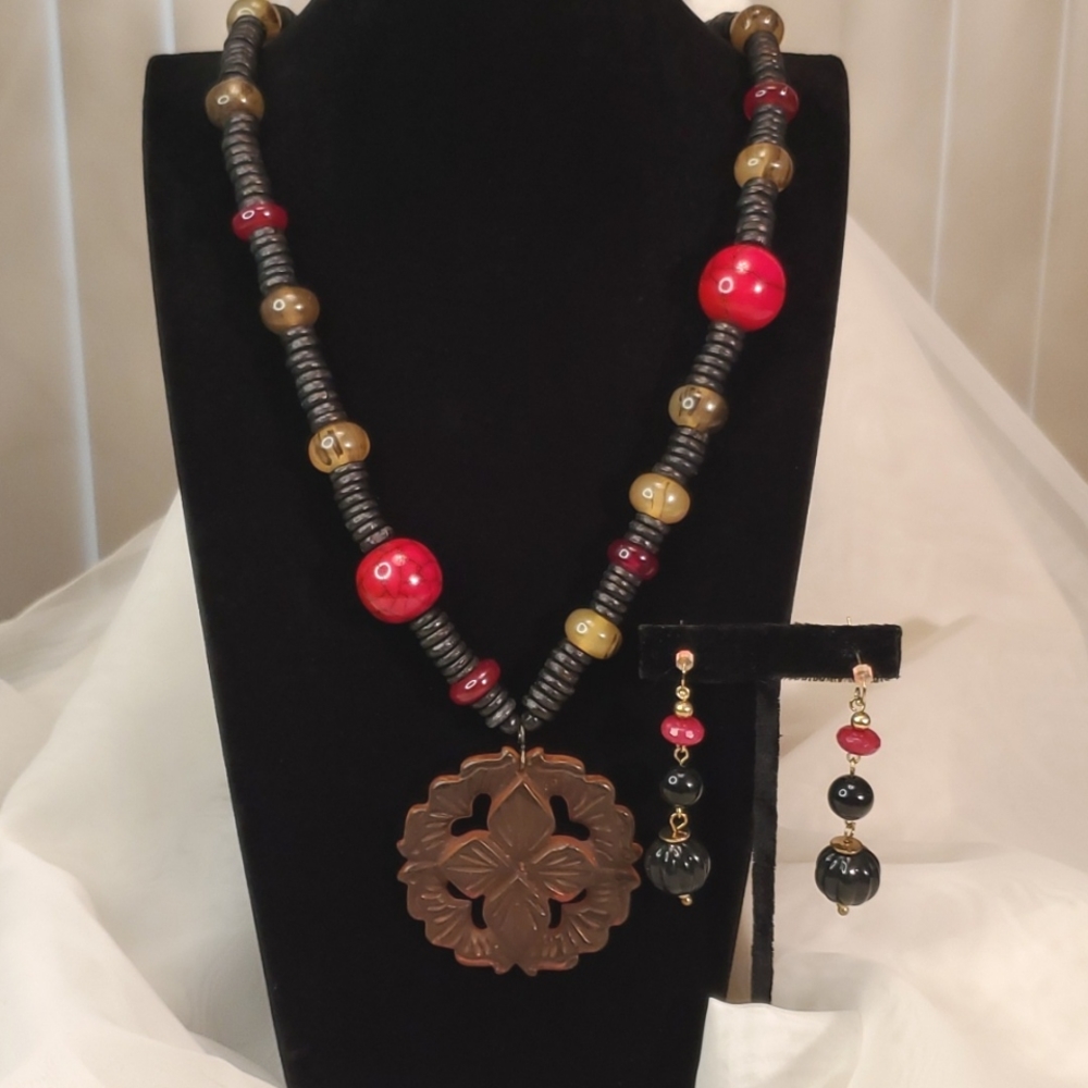 ⛩️ASIAN INSPIRED RED & BLACK BEAD w/CARVED AMBER FLOWER PENDANT & EARRINGS⛩️